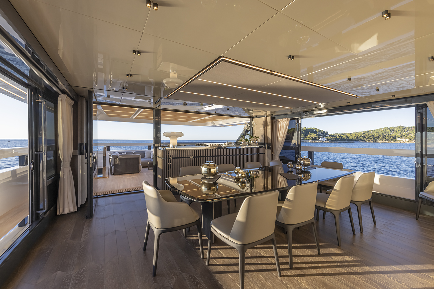 Extra X96 Triplex Upper deck salon Yacht